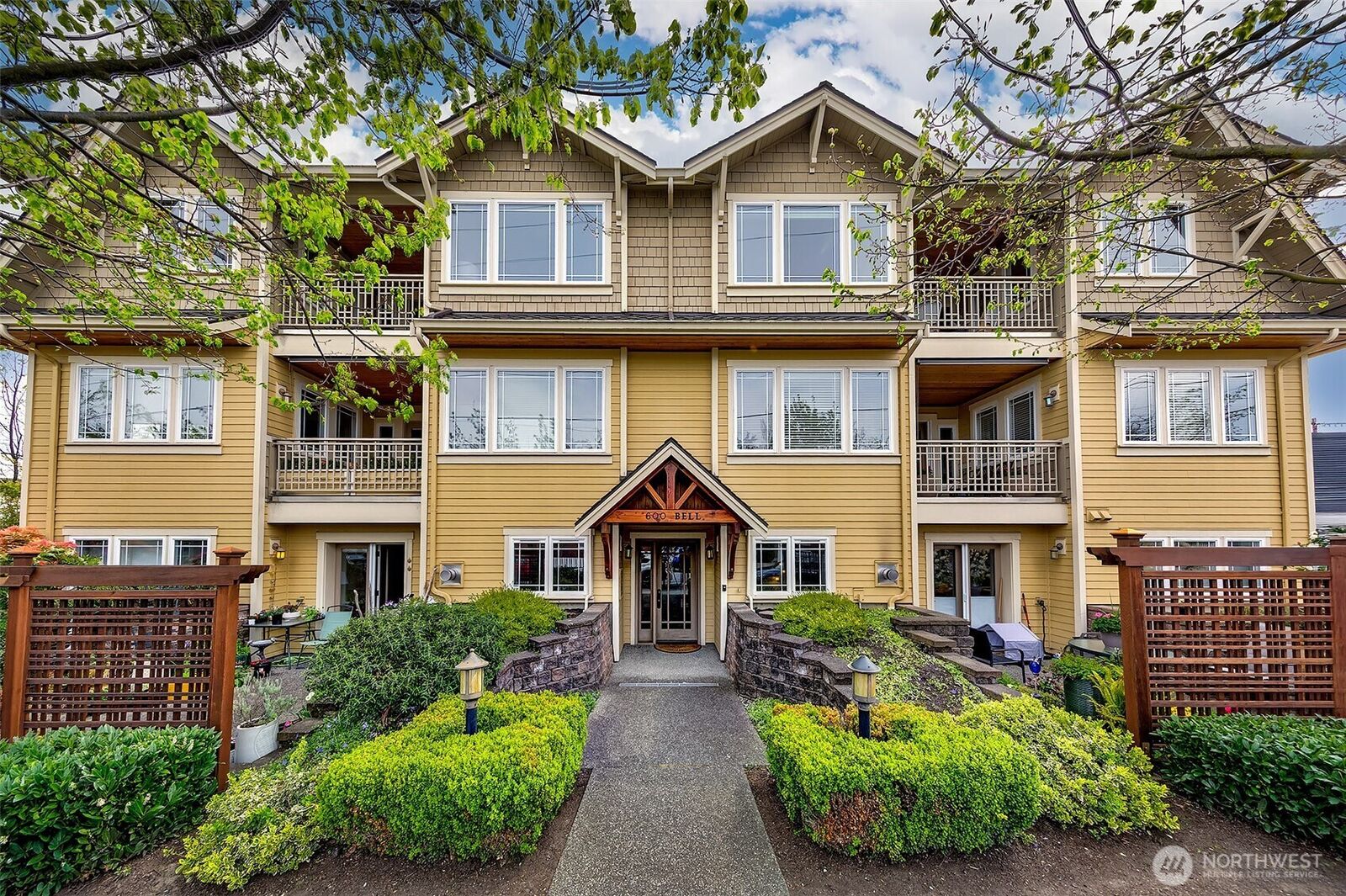 Property Photo:  600  Bell Street 301  WA 98020 