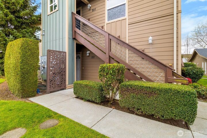 Property Photo:  300  Homestead Boulevard 101  WA 98264 