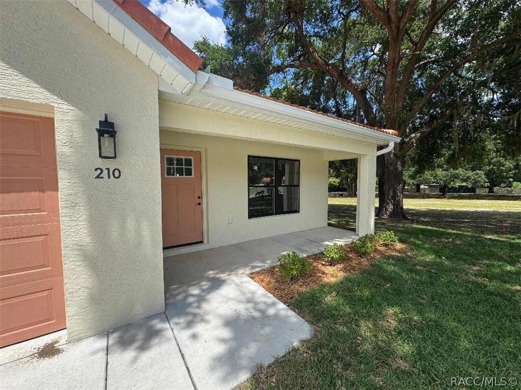 Property Photo:  210 Buena Vista Court  FL 34450 