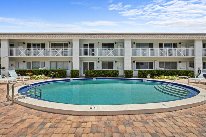 Property Photo:  1001 NE 8th Avenue 212  FL 33483 