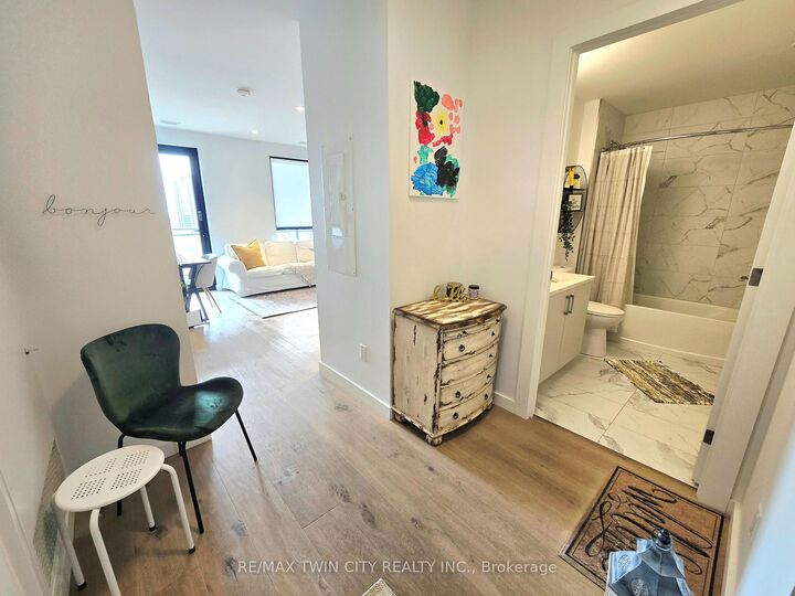 Property Photo:  181 King Street S 1812  ON N2J 0E7 