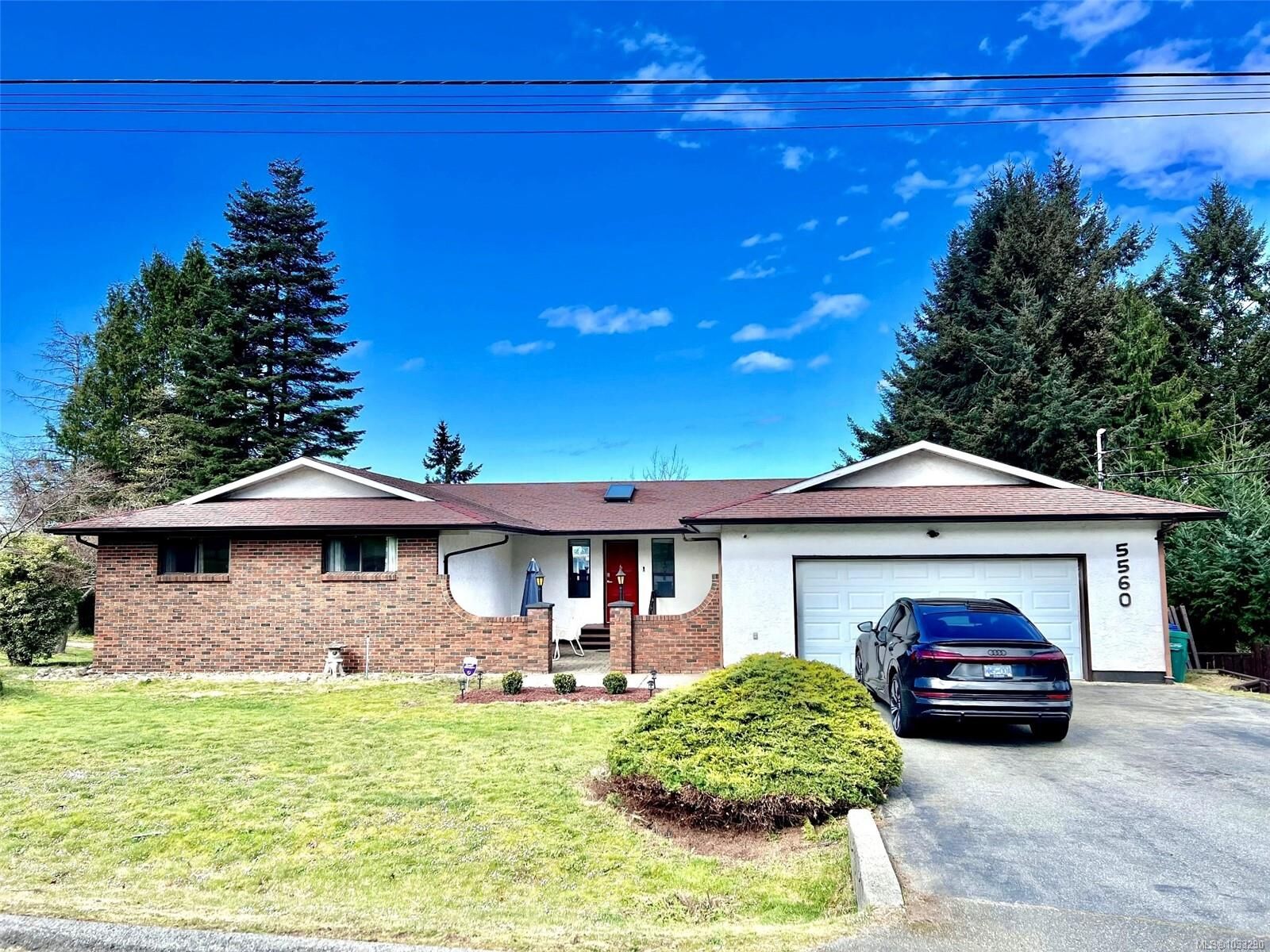 Property Photo: 5560 Oceanview Terr BC V9V 1G6