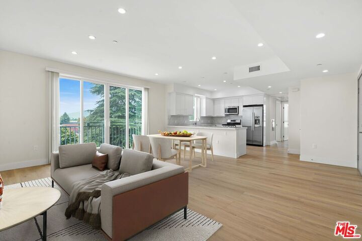 Property Photo:  11042 La Maida St  CA 91601 