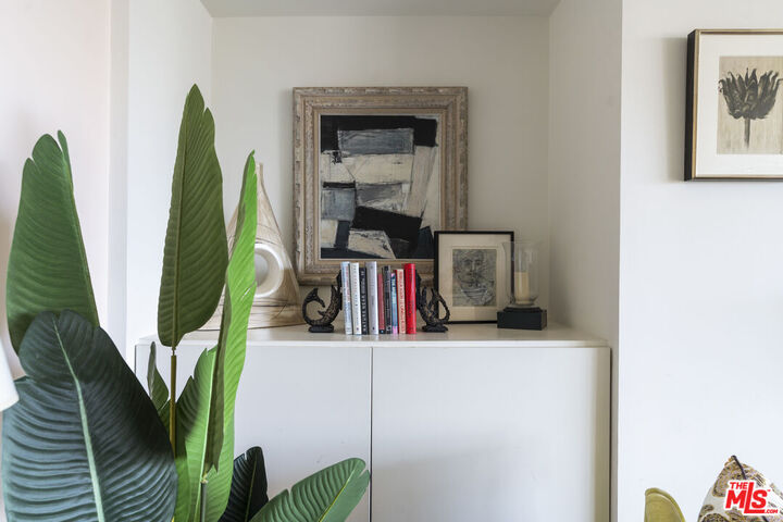 Property Photo:  818 N Doheny Dr  CA 90069 