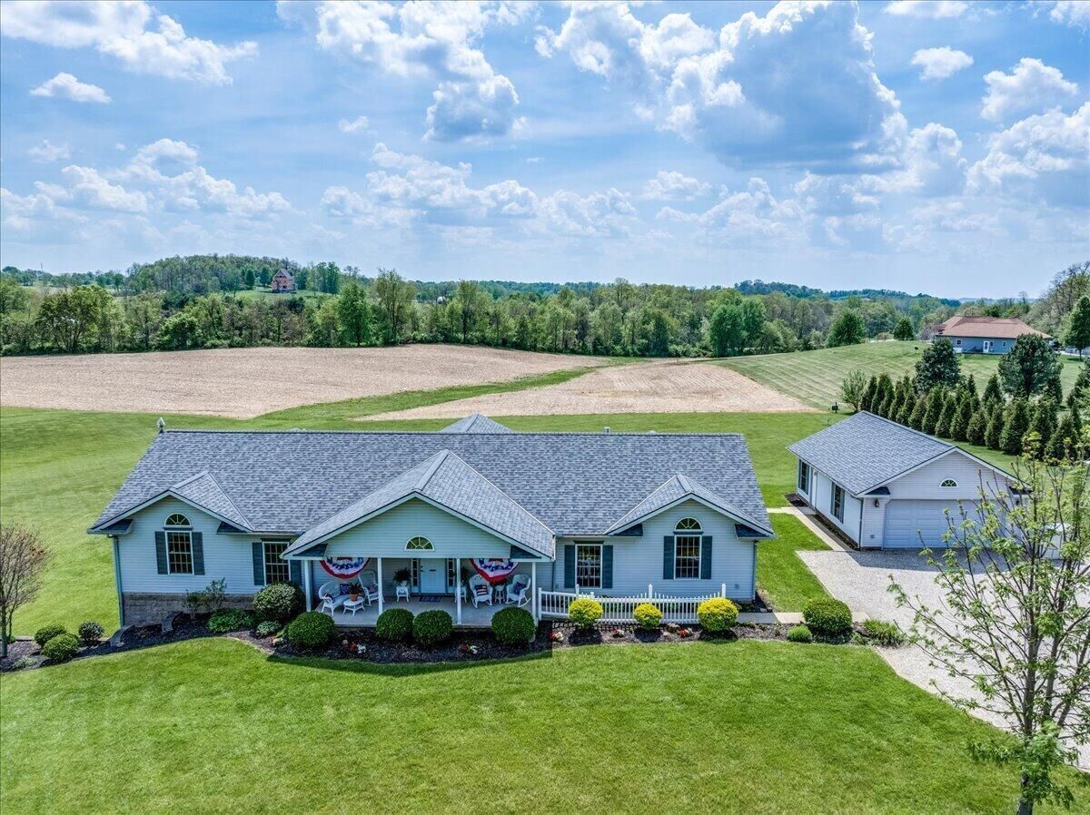Property Photo: 5325 Westfall SW Road OH 43130