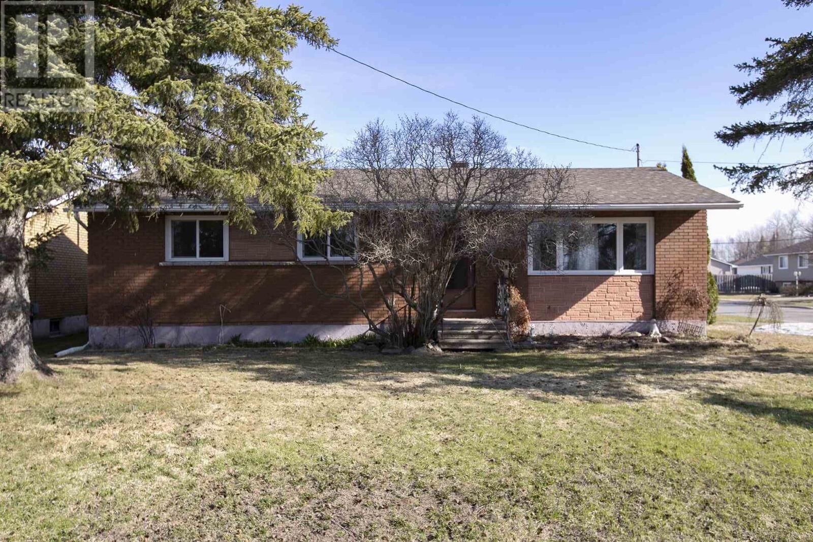 Property Photo:  2 Winfield Dr  ON P6C 2M9 