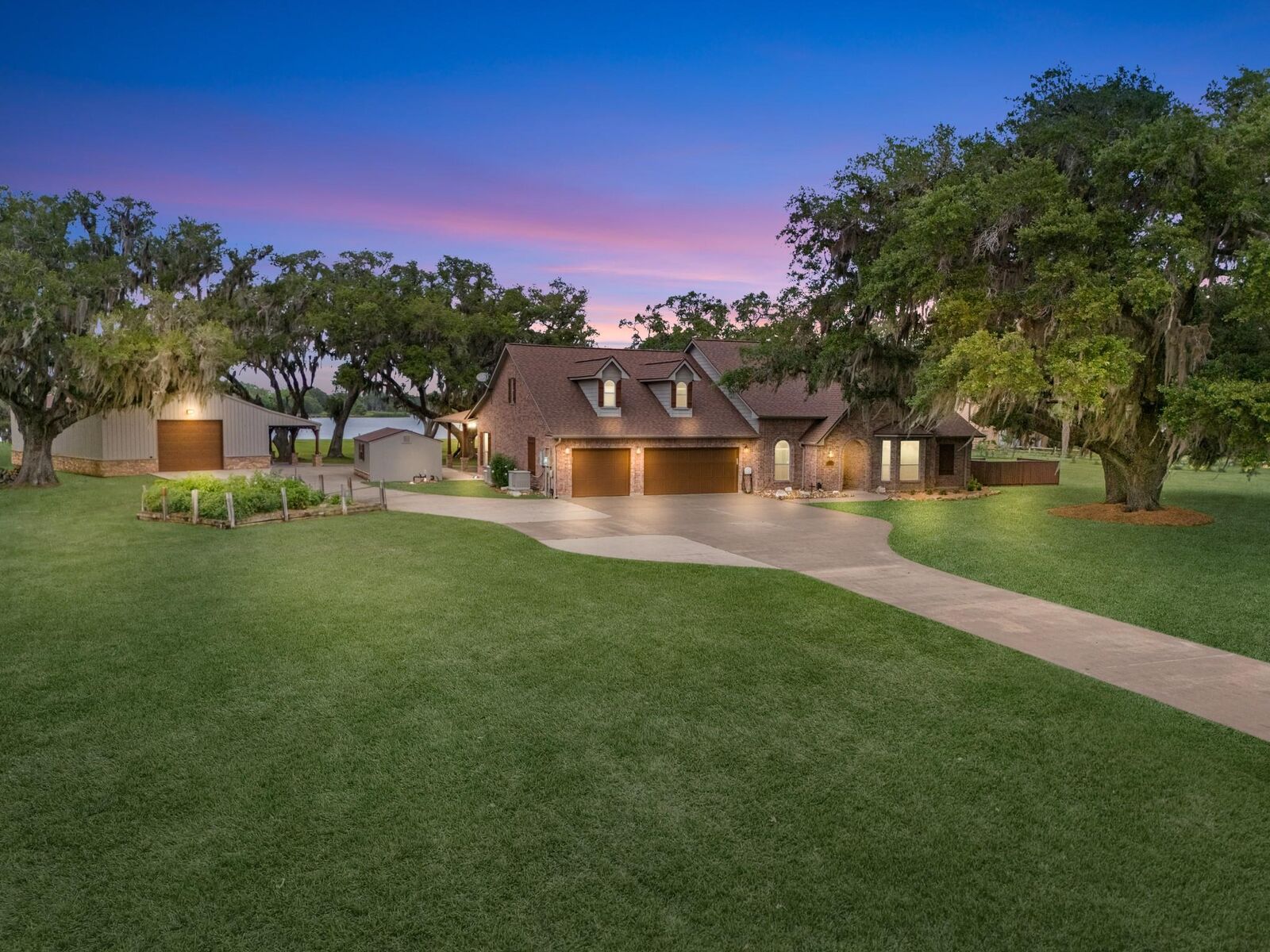 Property Photo:  814 Sunset Trail  TX 77515 
