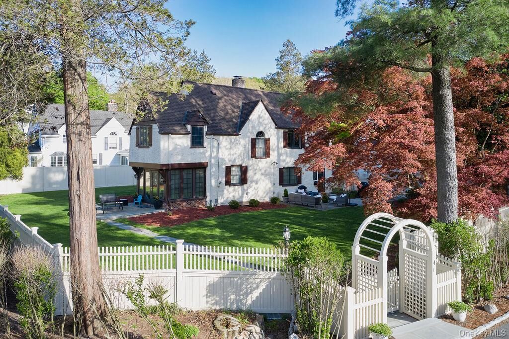 Property Photo:  4 Glenwolde Park  NY 10591 