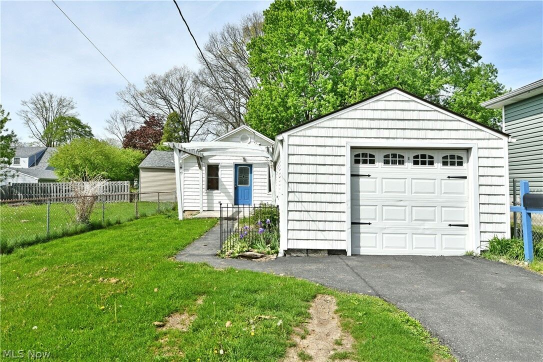 Property Photo:  190 Meadowbrook Avenue  OH 44512 