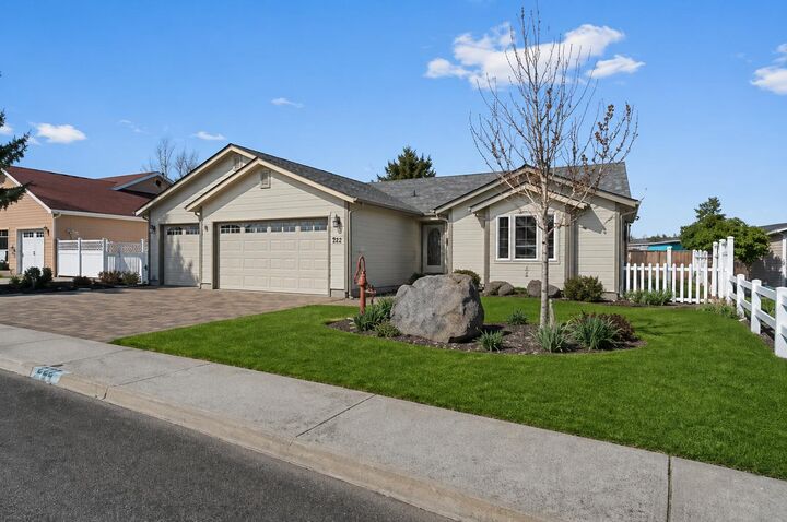 Property Photo:  222 SW Meadow Lakes Drive  OR 97754 