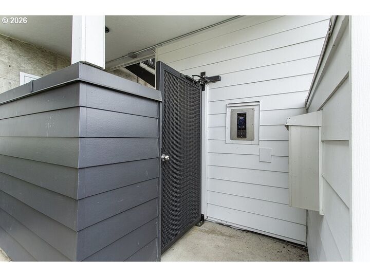 Property Photo:  622 S Nevada St D  OR 97219 