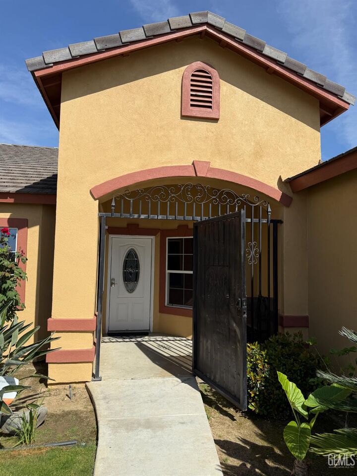 Property Photo:  