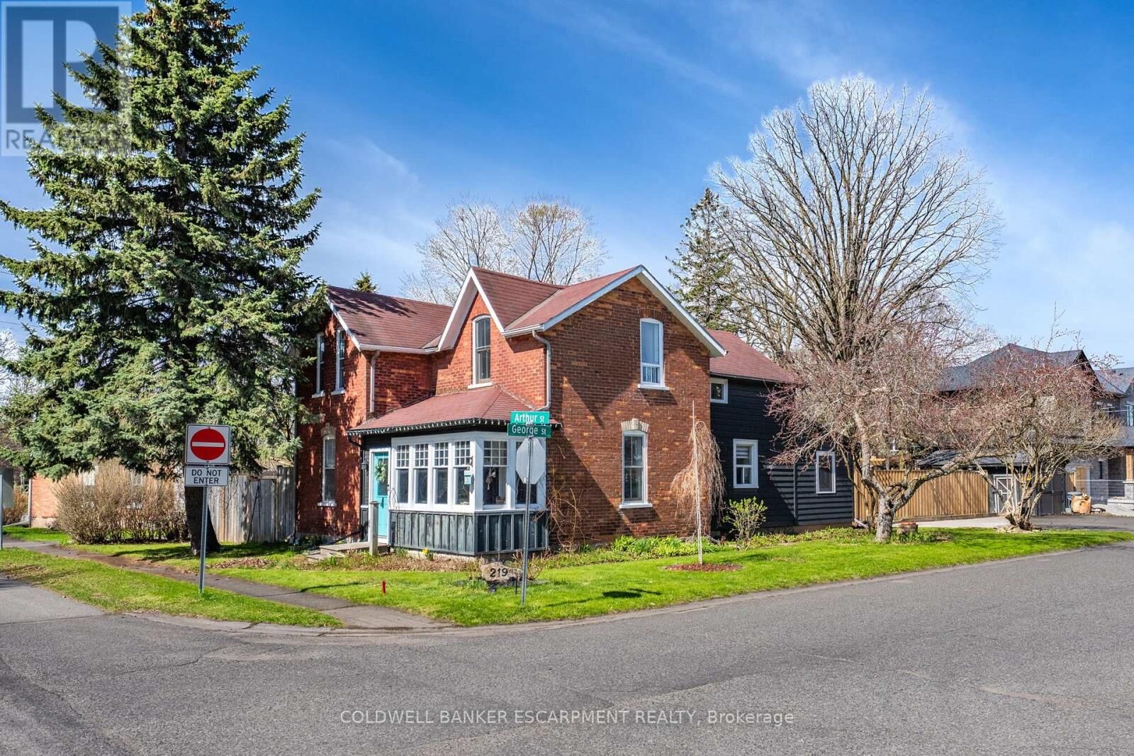 Property Photo:  219 Arthur Street  ON L7J 1L8 