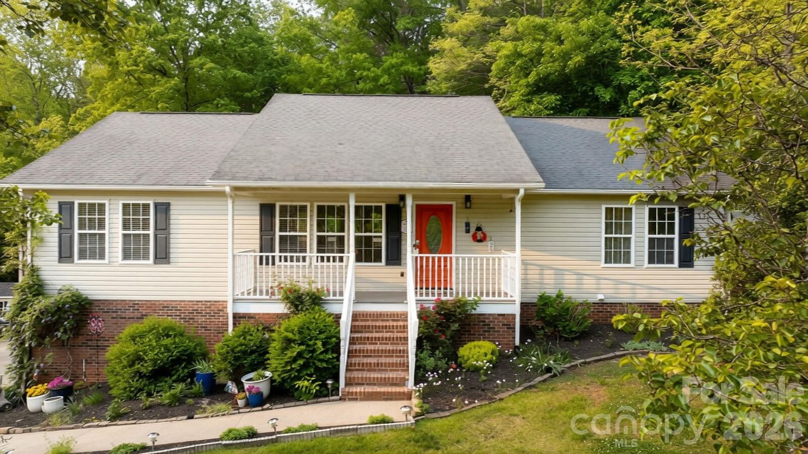 Property Photo: 1011 Cambridge Court NC 28645