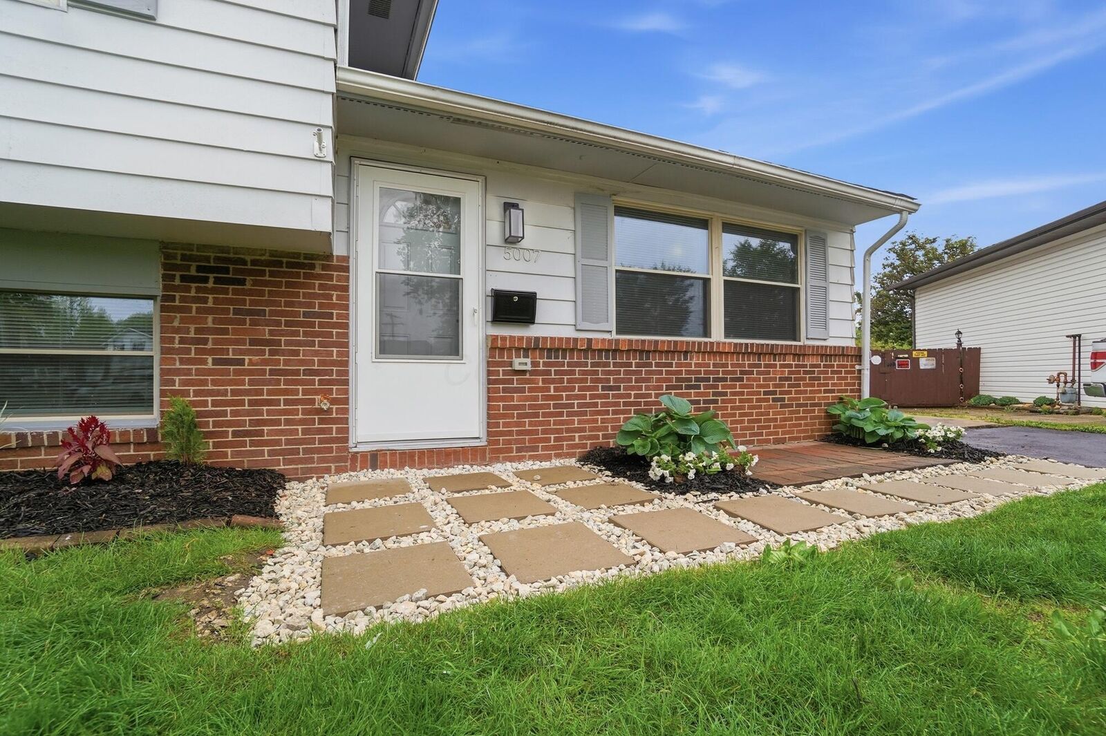 Property Photo: 5007 Holbrook Drive OH 43232