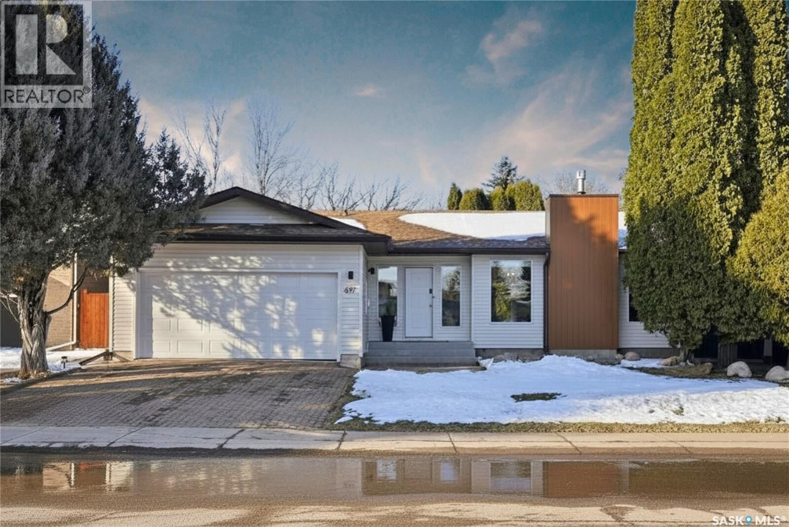 Property Photo: 627 Delaronde Crescent SK S7J 3Z9