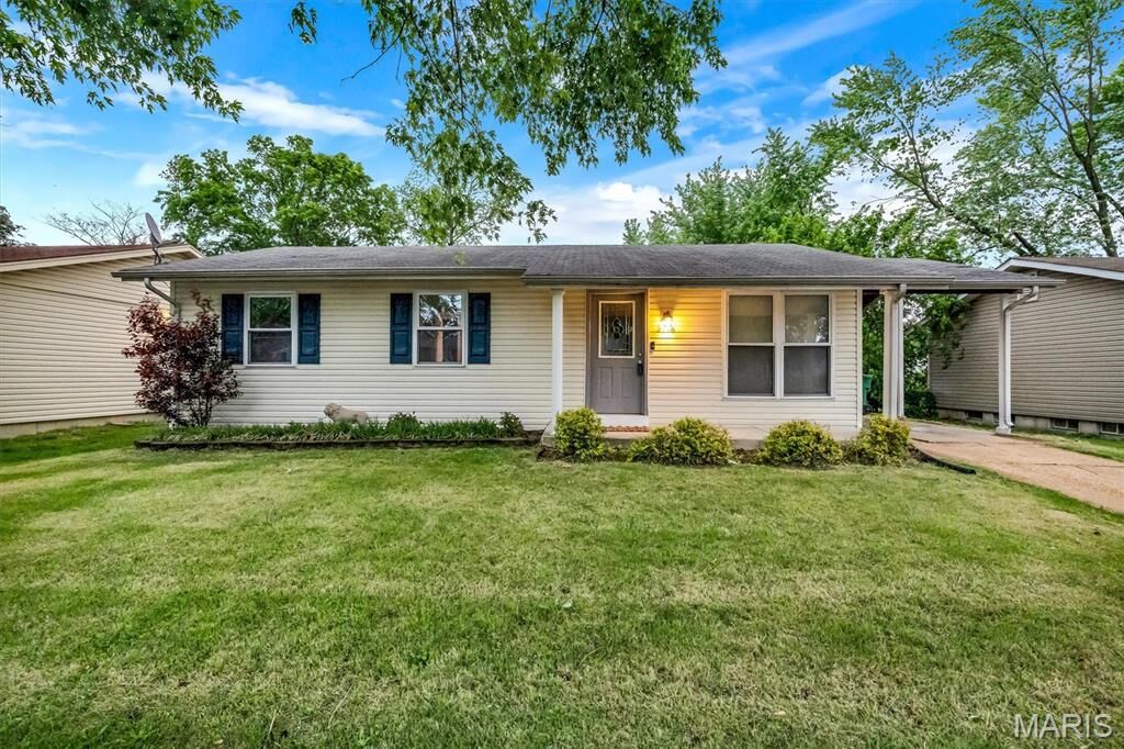 Property Photo:  2916 Oriental Drive  MO 63031 