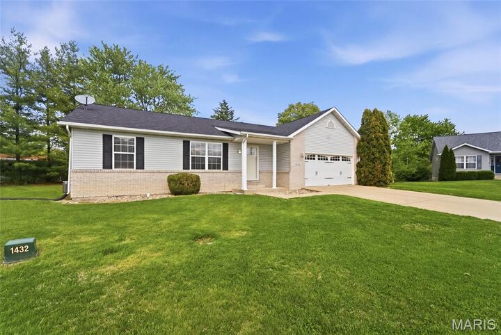 Property Photo:  1432 Manchester Drive  IL 62269 