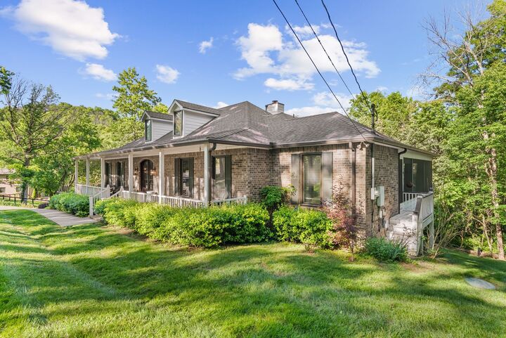Property Photo:  105 Foxwood Ln SW  TN 37069 