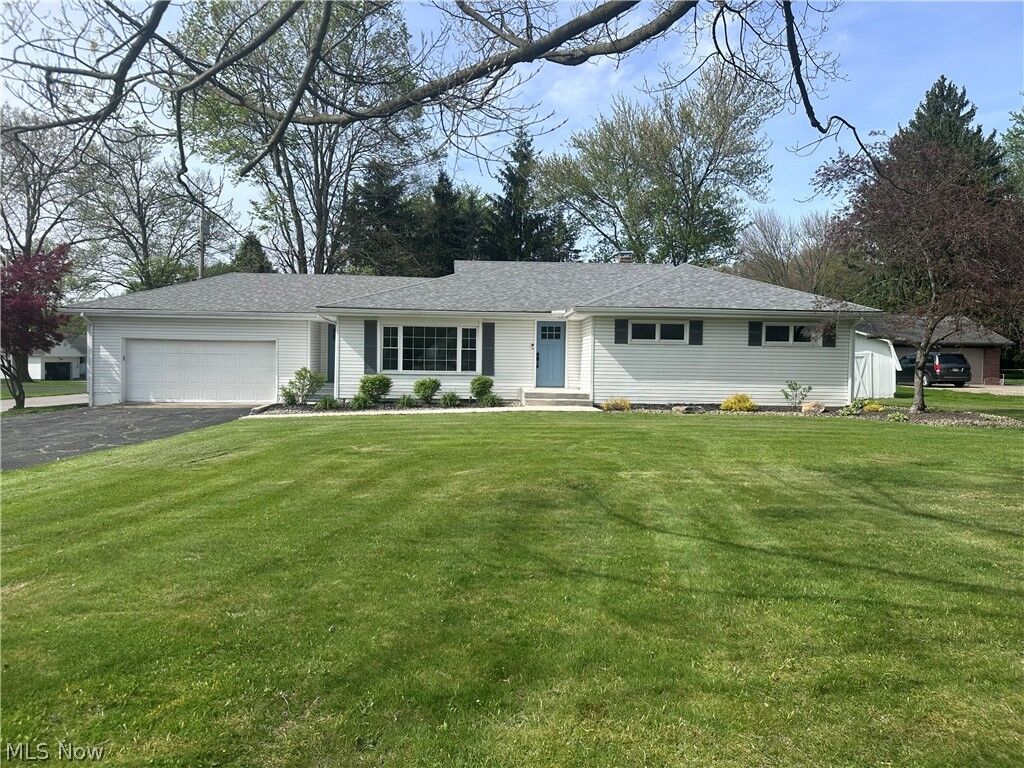 Property Photo:  8815 King Graves Road NE  OH 44484 