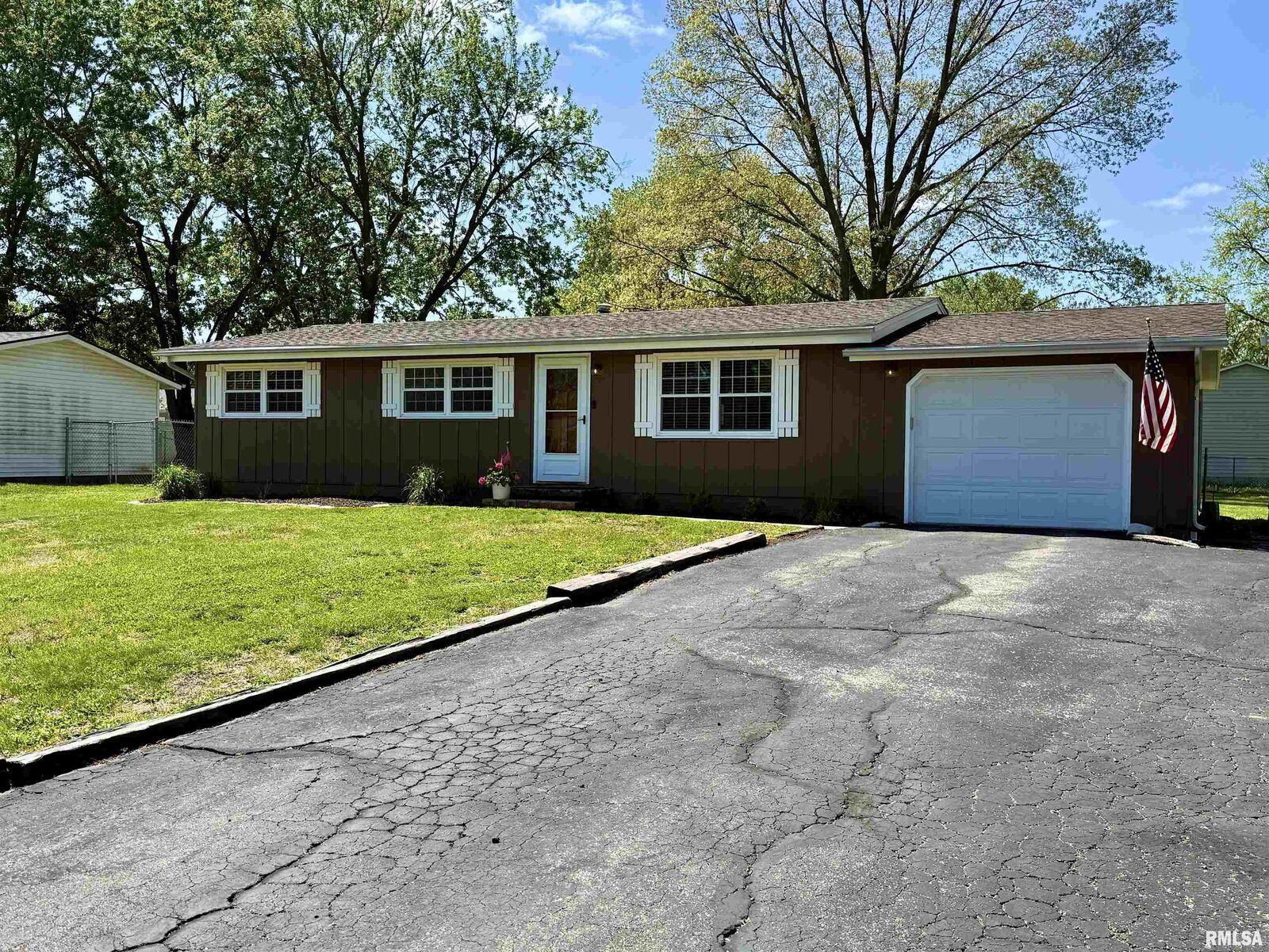 Property Photo:  814 Sunnyview Avenue East  IL 61448 