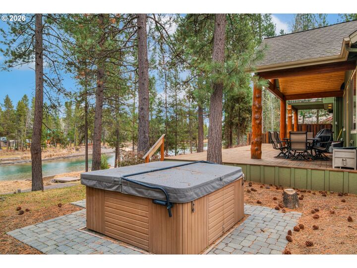 Property Photo:  56340 Solar Dr  OR 97707 