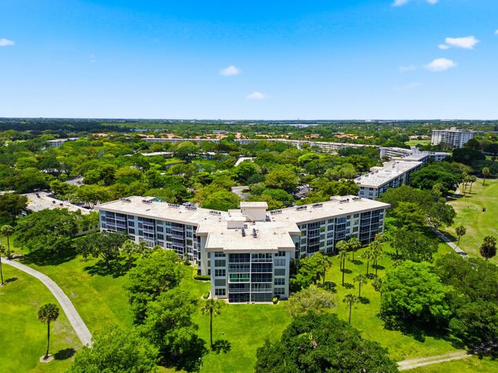 Property Photo:  3800 Oaks Clubhouse Drive 106  FL 33069 