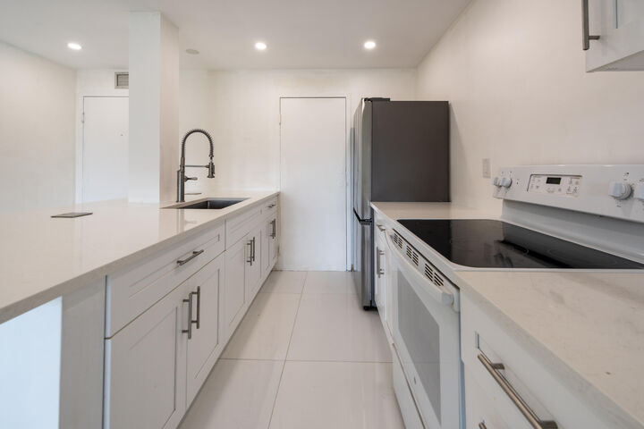 Property Photo:  900 NE 18th Avenue 408  FL 33304 