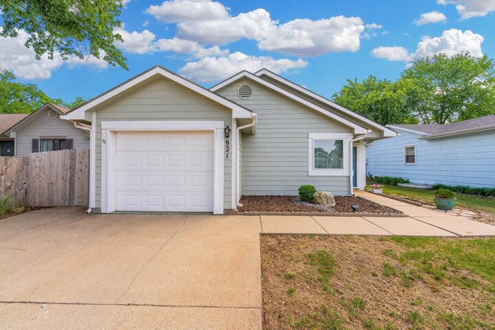 Property Photo:  921 E 52nd St S  KS 67216-3663 