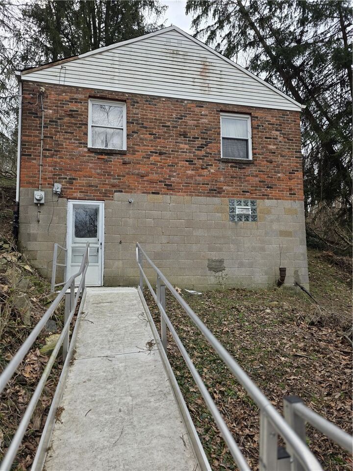 Property Photo:  809 Hillgrove  PA 15216 