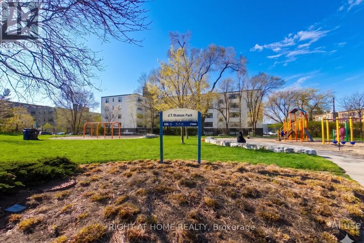 Property Photo:  602 Ridelle Avenue  ON M6B 1K9 