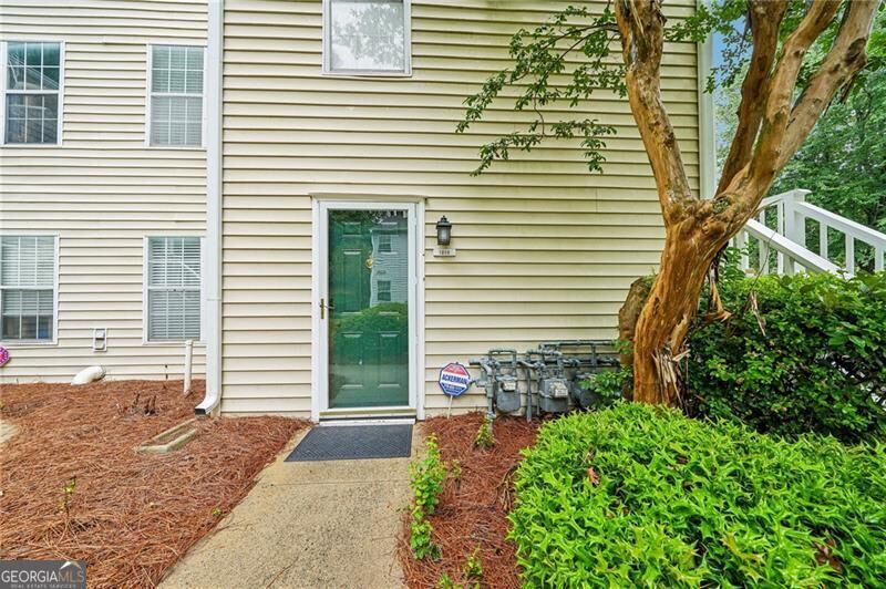 Property Photo: 1212 Glenleaf Drive GA 30092