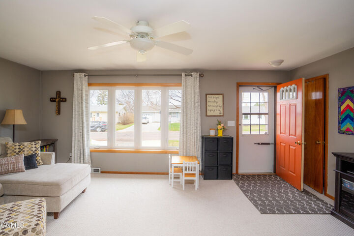 Property Photo:  1618 4th Avenue NE  ND 58401 