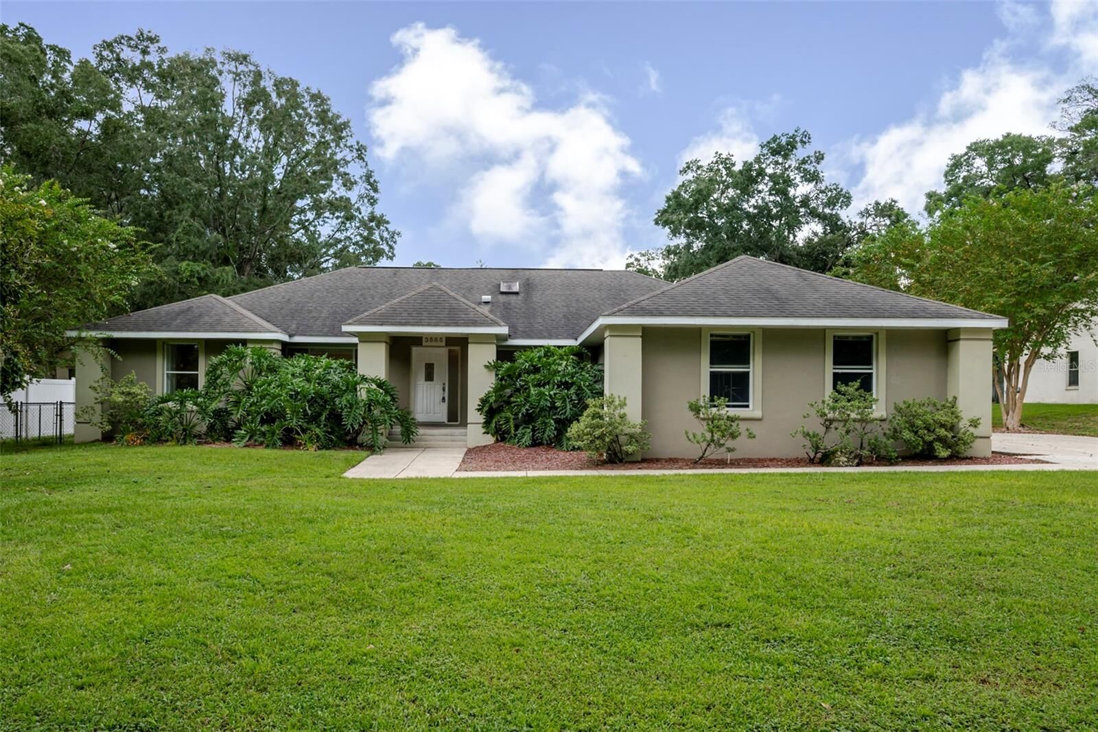 Property Photo: 3585 SE 55th Court FL 34480
