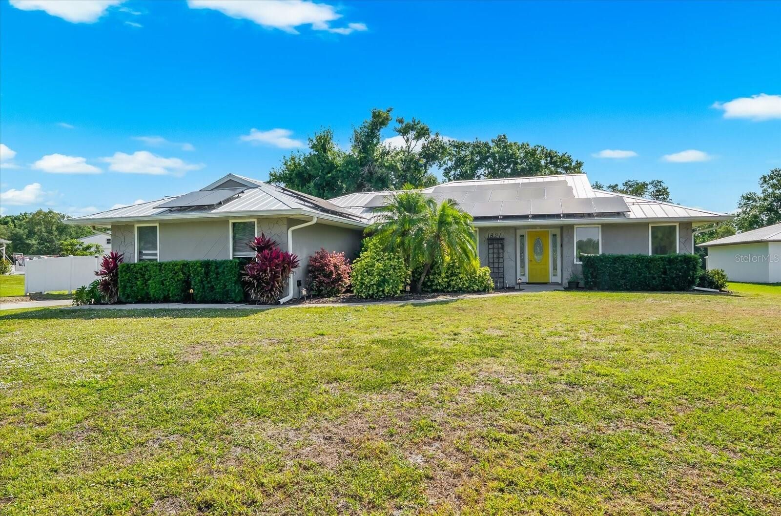 Property Photo:  1821 Racimo Drive  FL 34240 