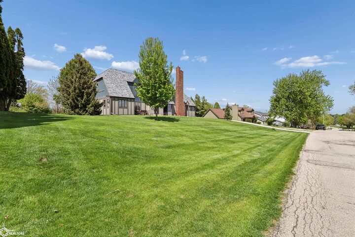 Property Photo:  1405 Fairway Drive  IA 50158 