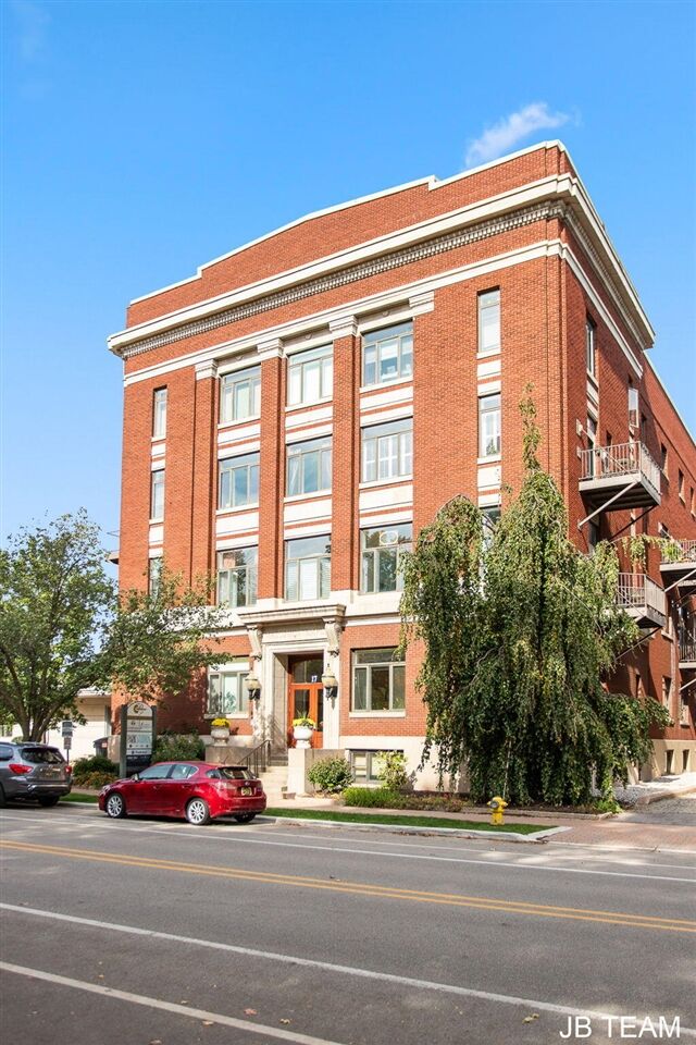 Property Photo: 17 W 10th Street 220 MI 49423