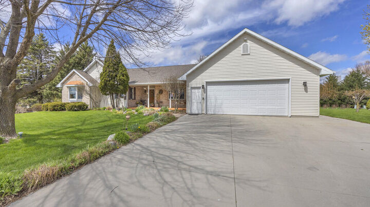 Property Photo:  428 Sandstone Ter  WI 53042 