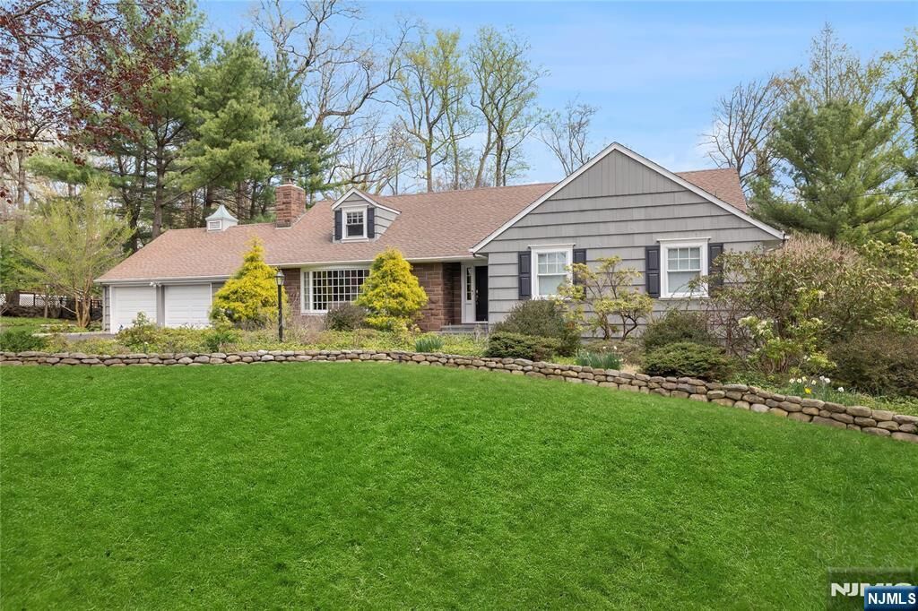 Property Photo:  20 Deerhorn Trail  NJ 07458 
