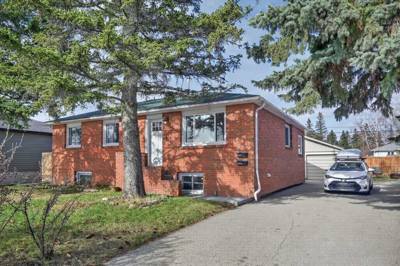 Property Photo:  32 Beaupre Crescent NW  AB T3B 2S8 