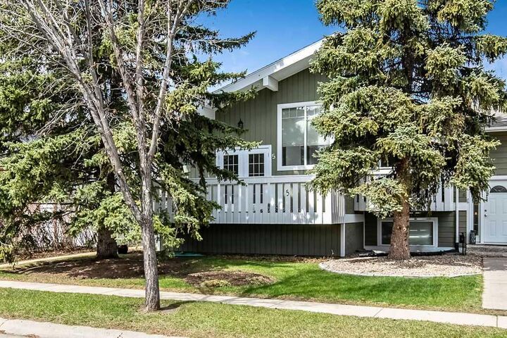 Property Photo:  5 Stimson Road SW  AB T1V 1C7 