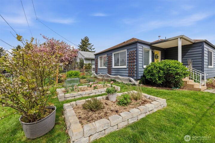 Property Photo:  544  Whitworth Avenue S  WA 98057 