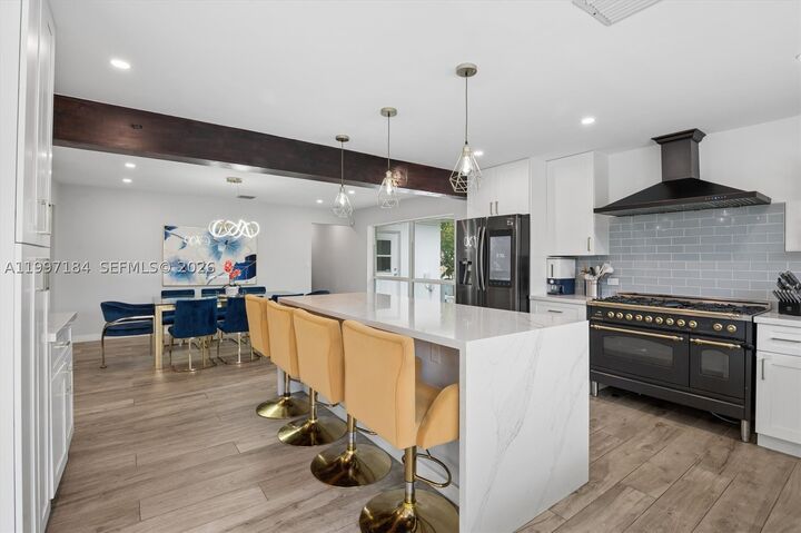 Property Photo:  717 NW 30th St  FL 33311 