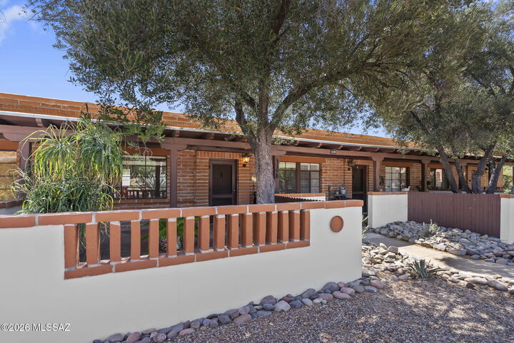 Property Photo:  119 S Paseo Tierra  AZ 85614 