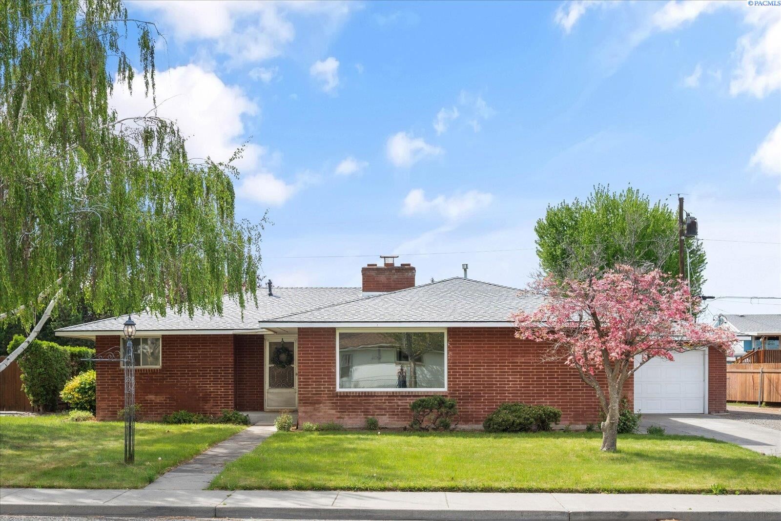 Property Photo:  208 S Morain  WA 99336 