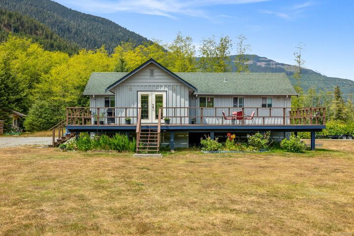 Property Photo: 843 Sayward Rd BC V0P 1R0