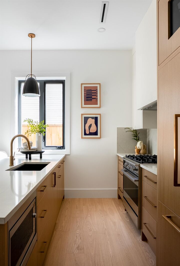 Property Photo: 356 E 40th Avenue 1 BC V5W 1L9