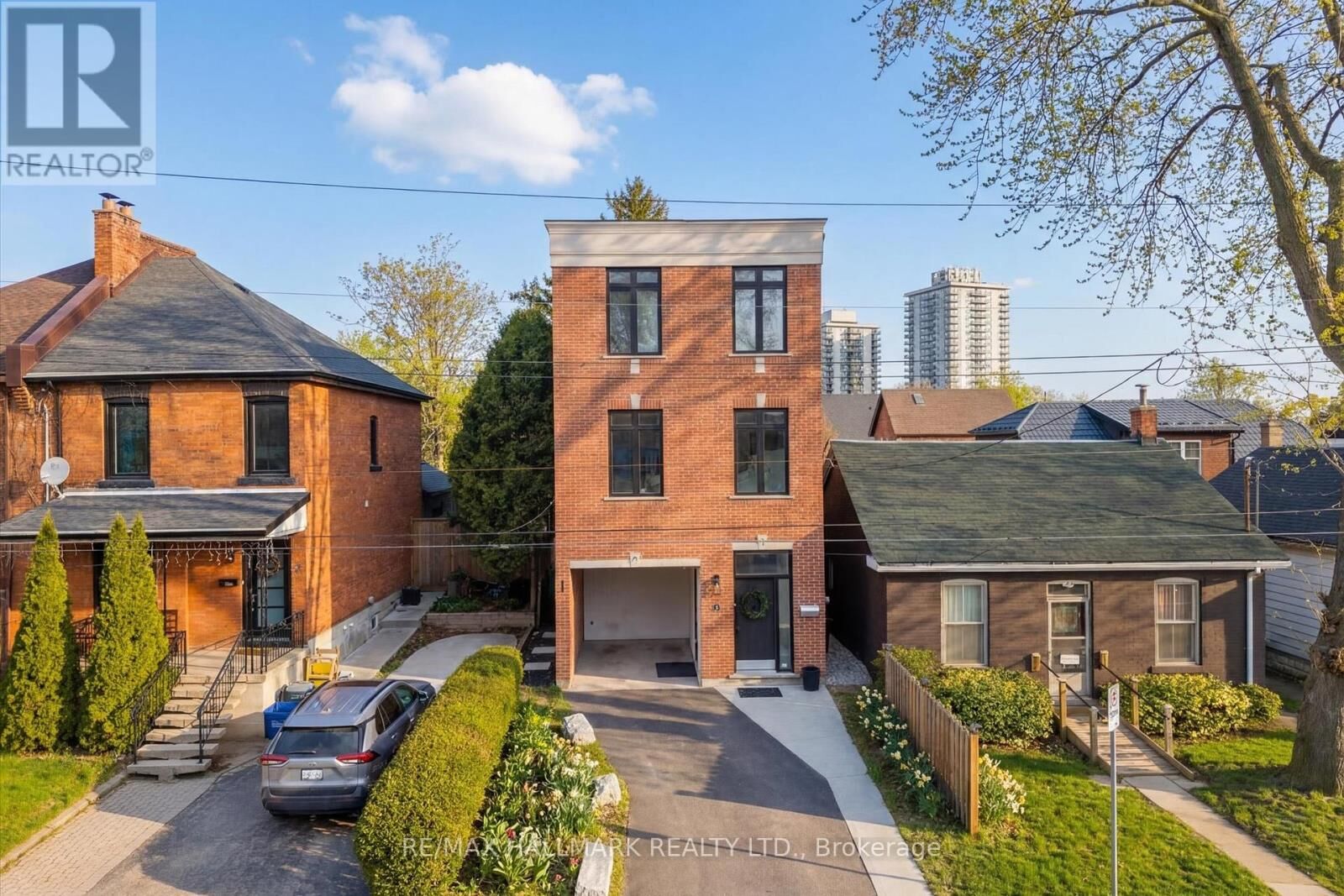 Property Photo:  53 Wood Street East  ON L8L 3Y2 