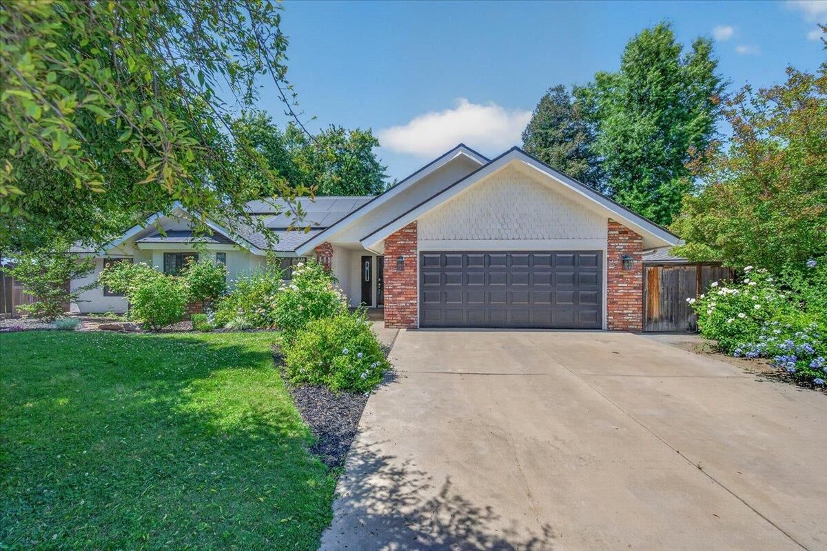Property Photo: 368 E Finch Court CA 93730