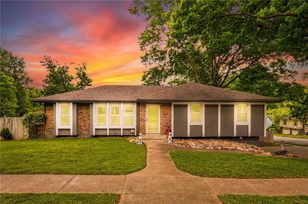 Property Photo:  1524 Oxford Court  MO 64068 